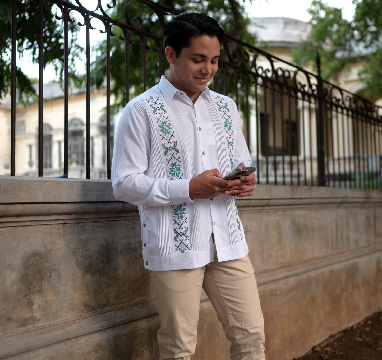 Guayabera Manga Larga MOD.020 Bordado De Trébol