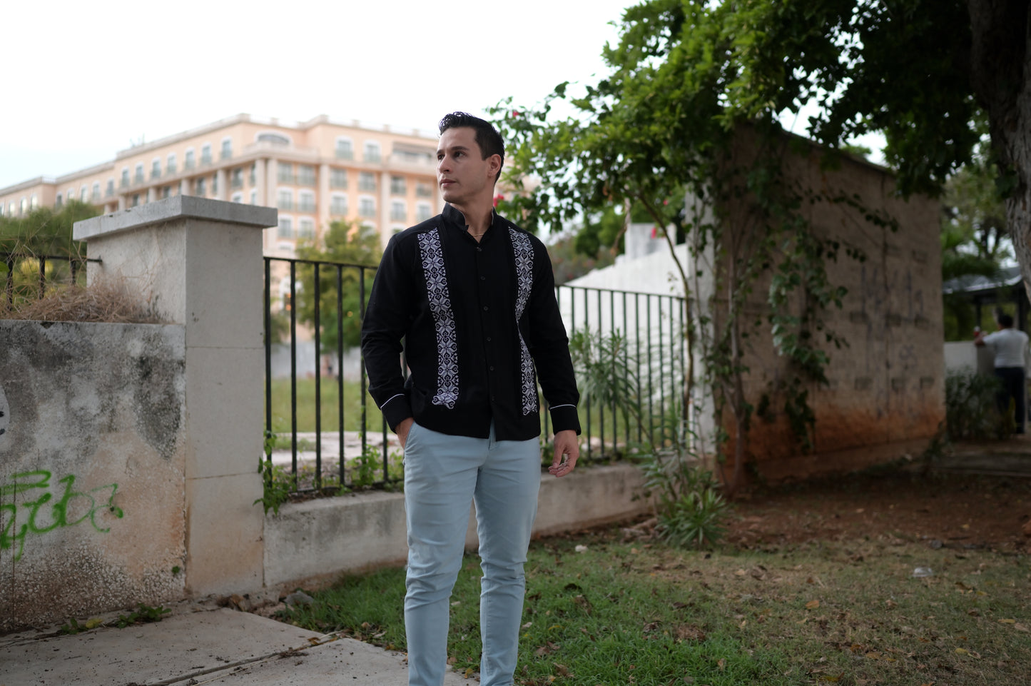 Guayabera Manga Larga MOD.064 Bordado De Corazones y cuello mao