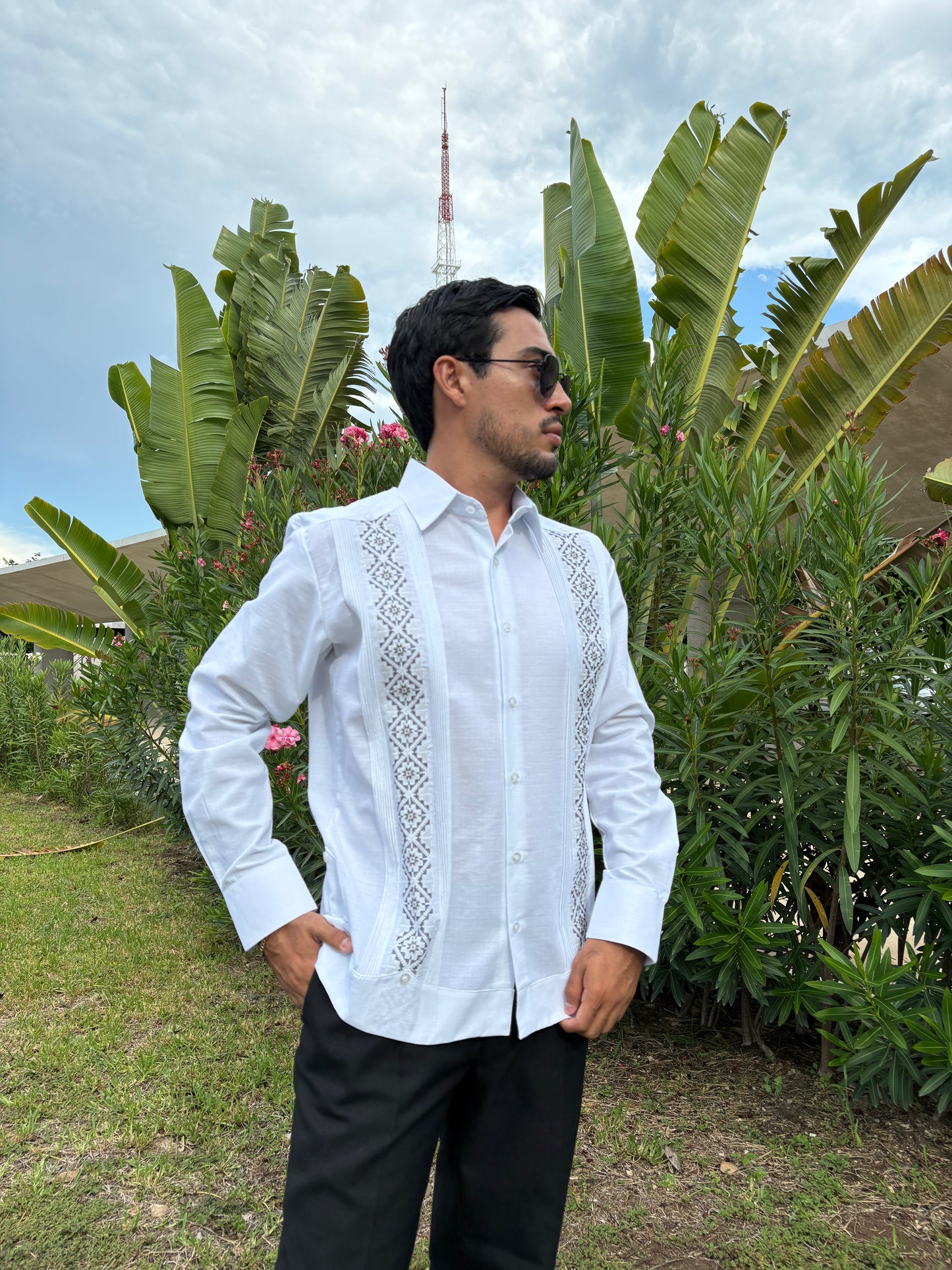 Guayabera manga larga MOD.079B bordado negro y gris