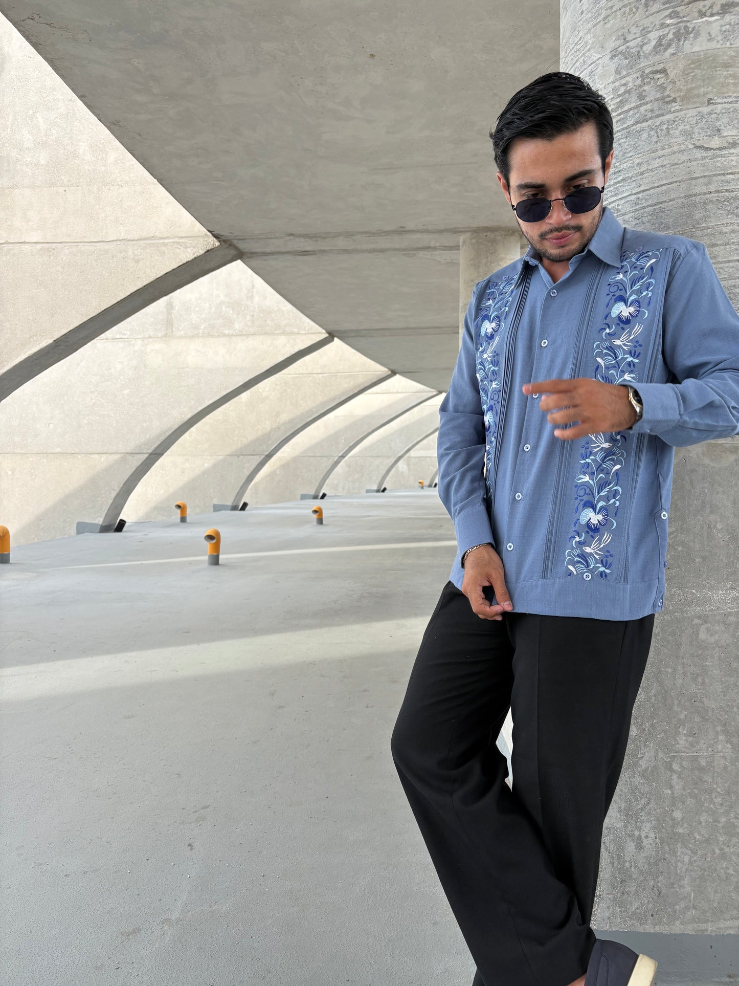 Guayabera Manga Larga MOD.027 Bordado colibrí