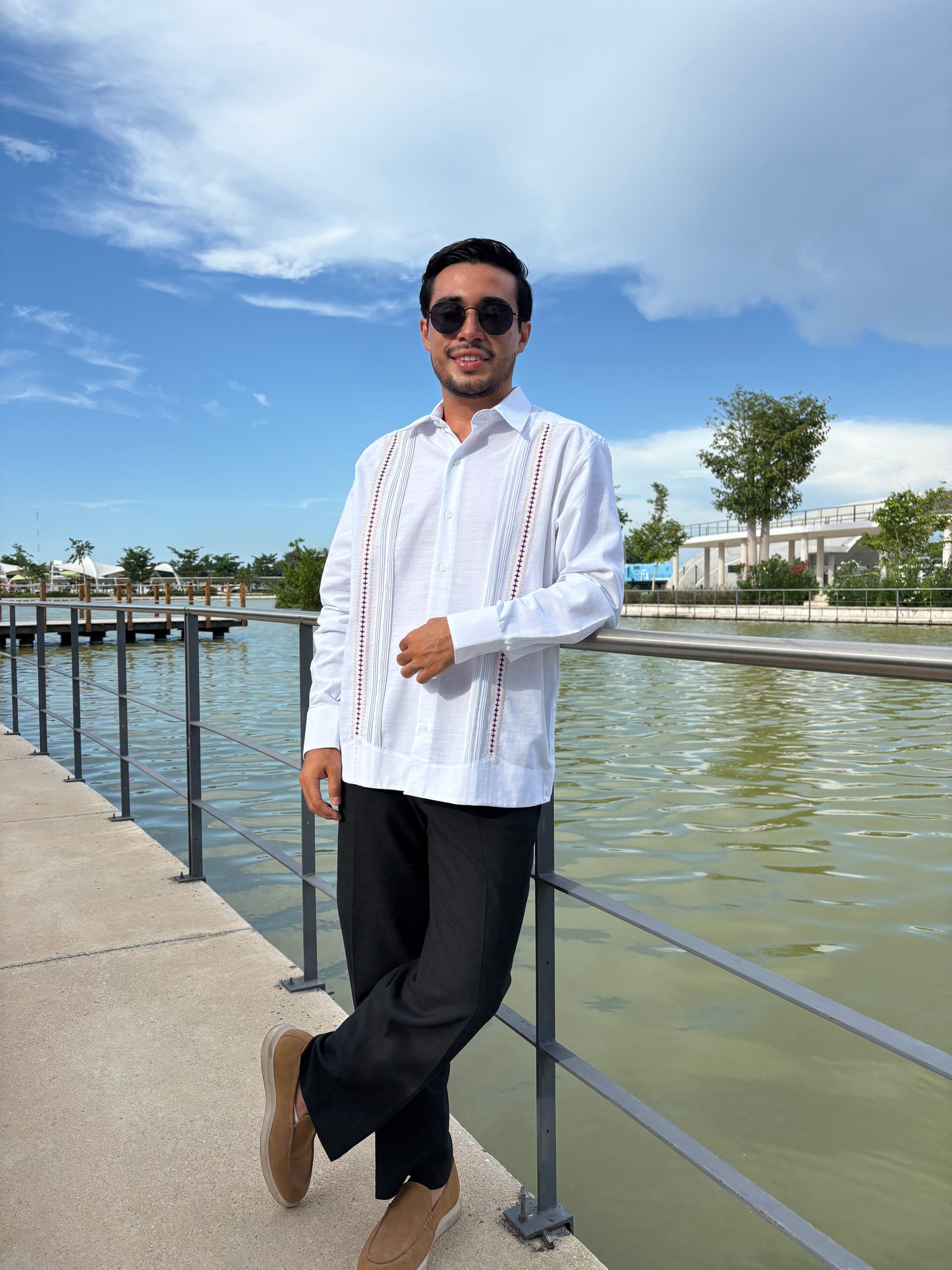 Guayabera Manga Larga MOD.065 modelo Armando