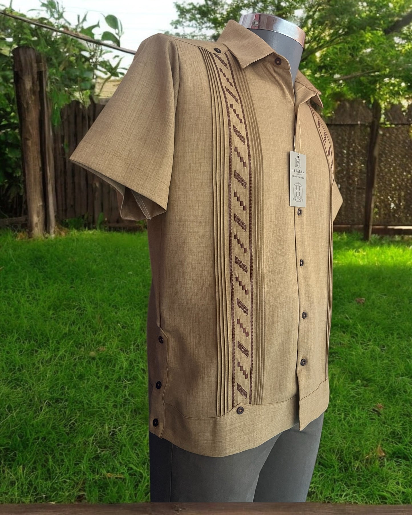 Guayabera Manga Corta MOD.048 Color Kaki Con Bordado Baritas Cafe