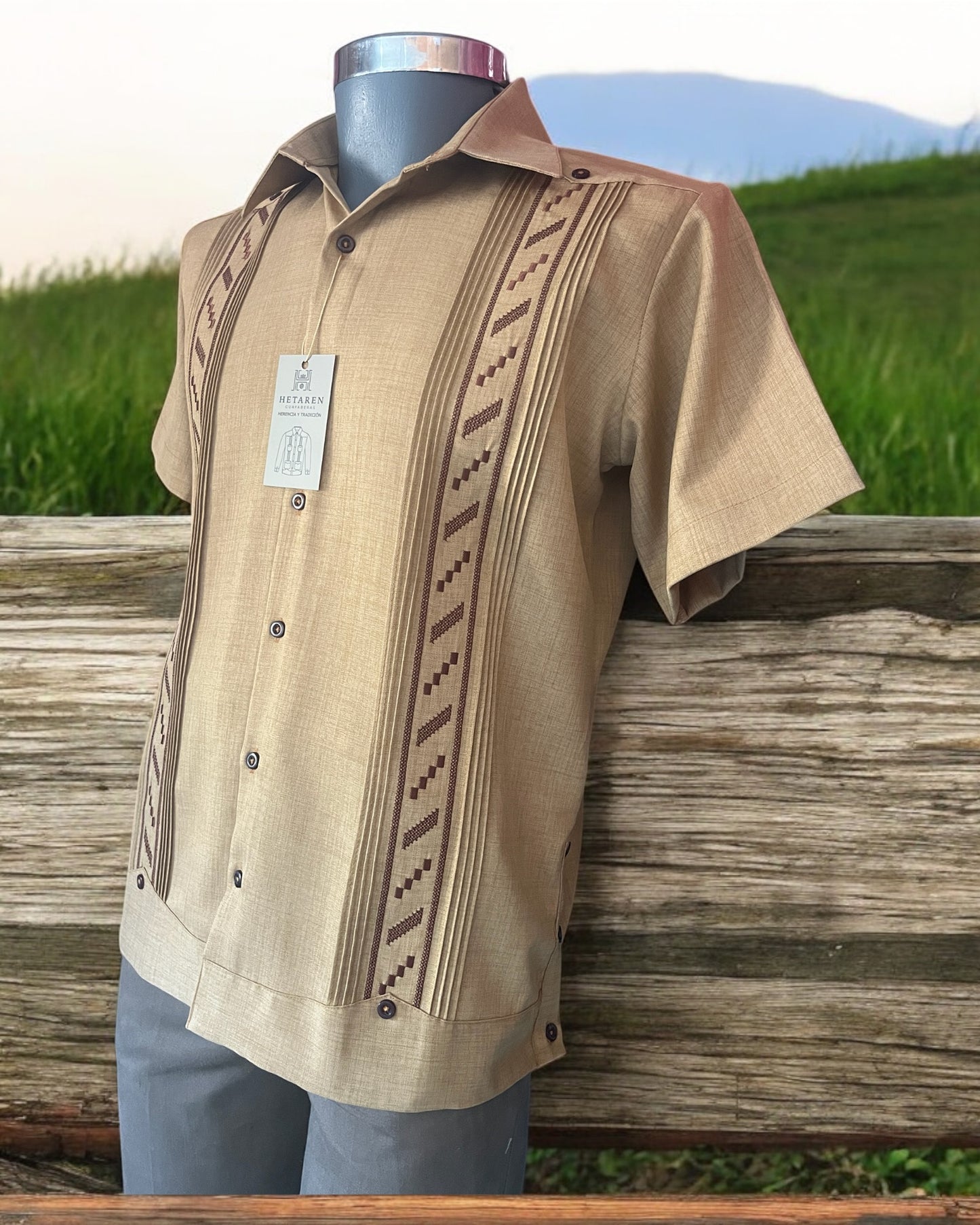 Guayabera Manga Corta MOD.048 Color Kaki Con Bordado Baritas Cafe