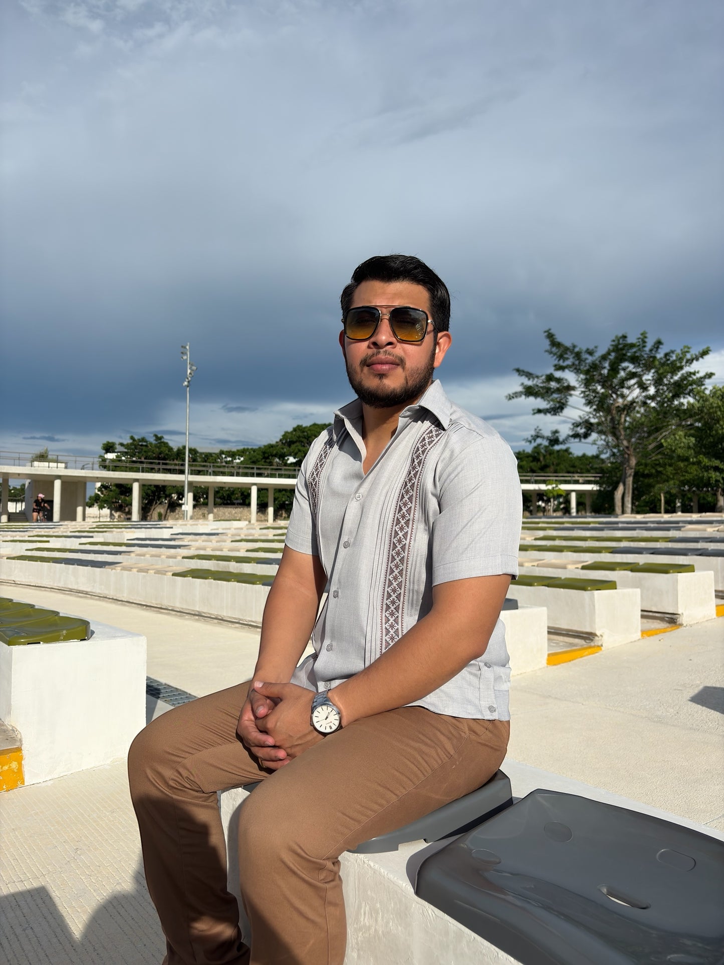 Guayabera Manga Corta MOD.068 Color Gris con bordado Tuxpan