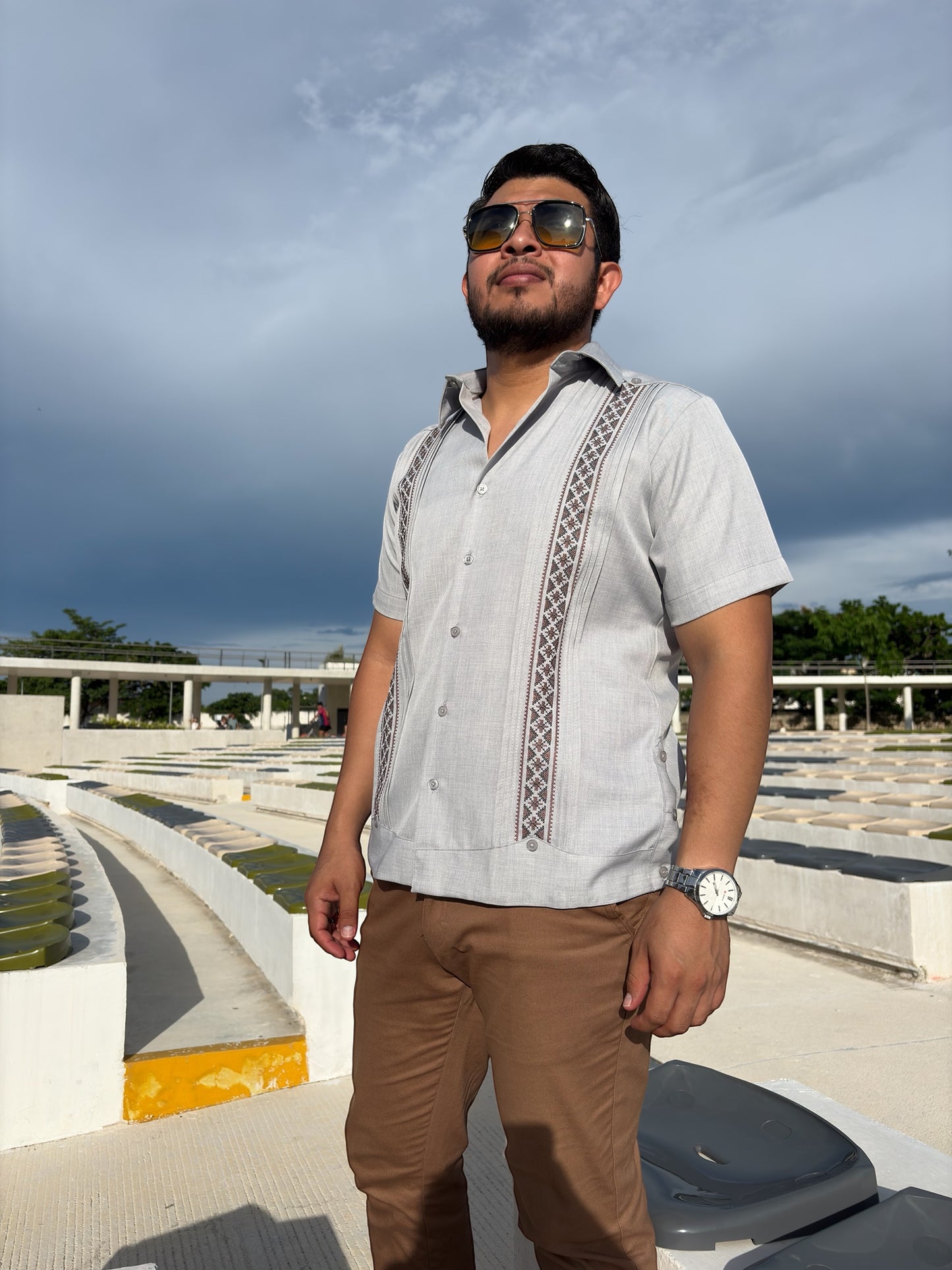 Guayabera Manga Corta MOD.068 Color Gris con bordado Tuxpan