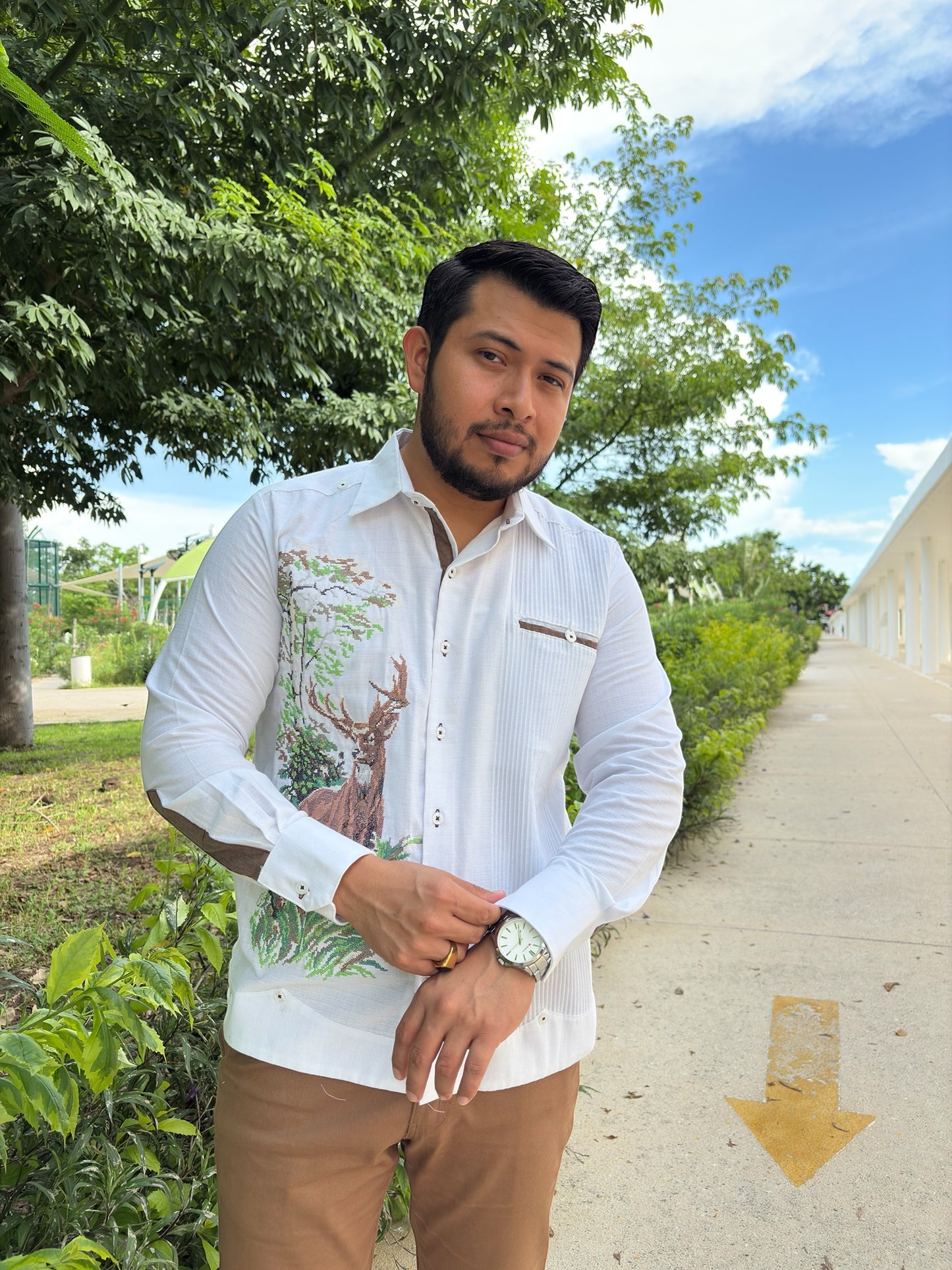 Guayabera Manga Larga MOD.125 con bordado venado