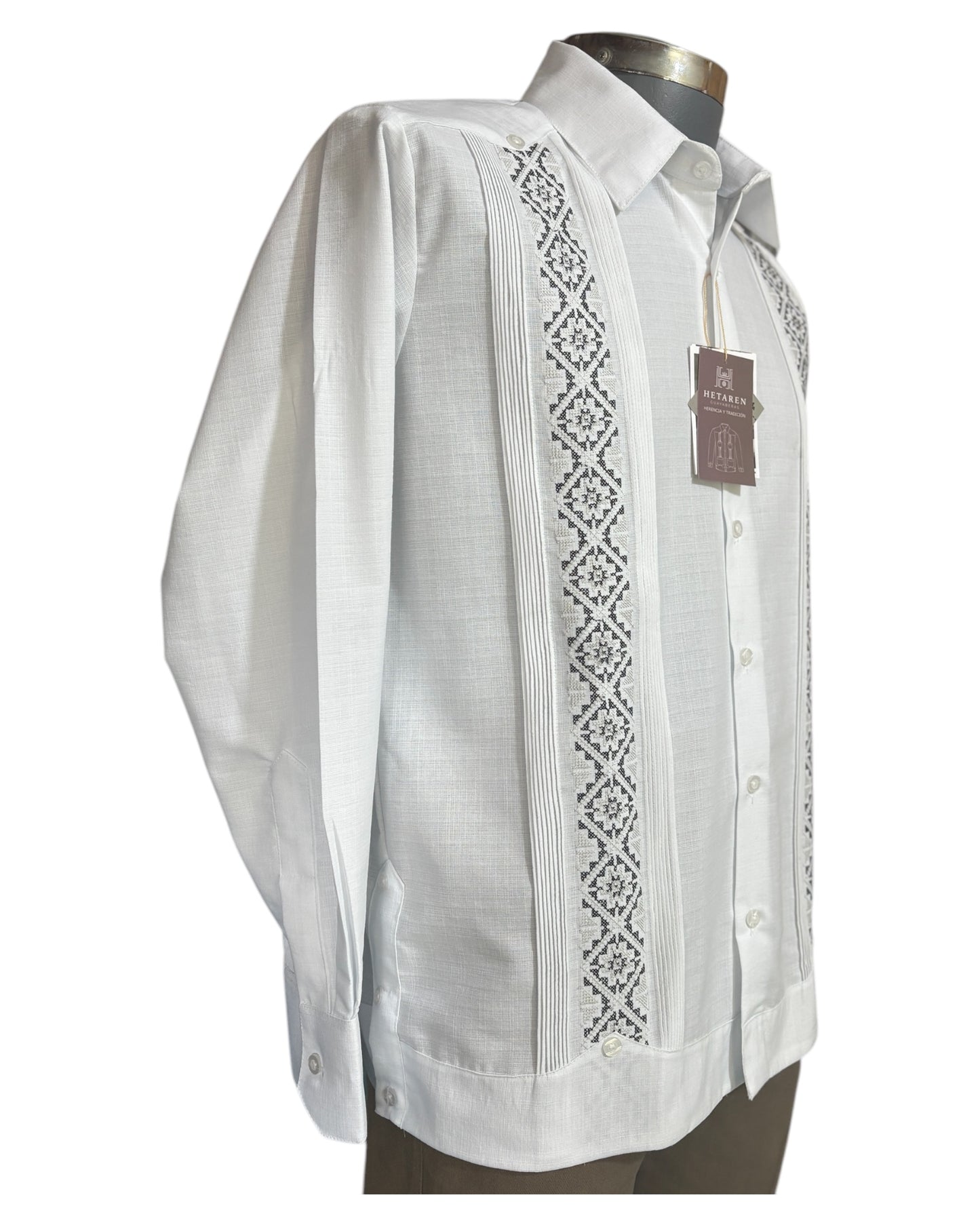 Guayabera manga larga MOD.079B bordado negro y gris