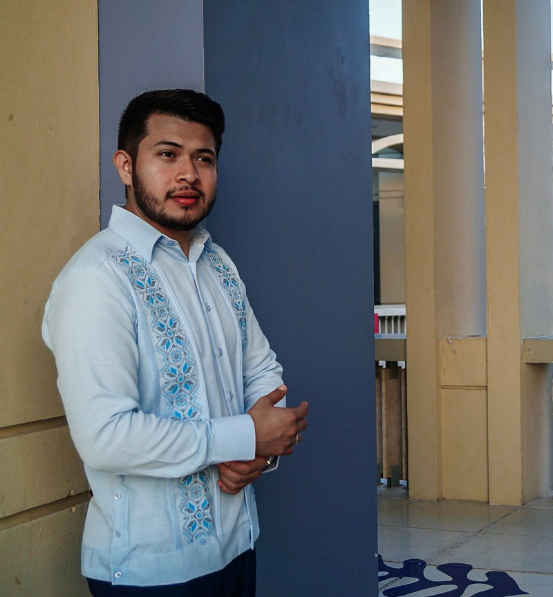 Guayabera Manga Larga MOD.078 Con Bordado de Flechas Azul y Gris | Guayabera artesanal | HETAREN GUAYABERAS