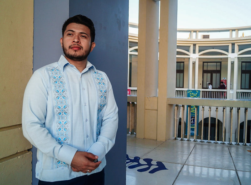 Guayabera Manga Larga MOD.078 Con Bordado de Flechas Azul y Gris | Guayabera artesanal | HETAREN GUAYABERAS