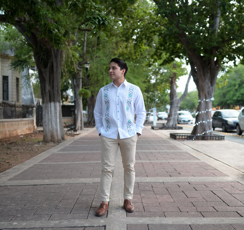 Guayabera Manga Larga MOD.020 Bordado De Trébol | Guayabera artesanal | HETAREN GUAYABERAS