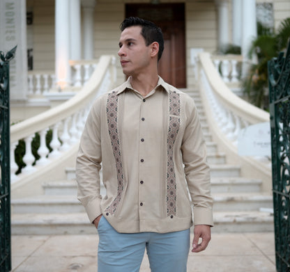 Guayabera Manga Larga MOD.079 con bordado estrella y plumero