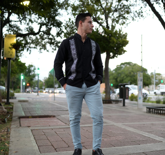 Guayabera Manga Larga MOD.064 Bordado De Corazones y cuello mao