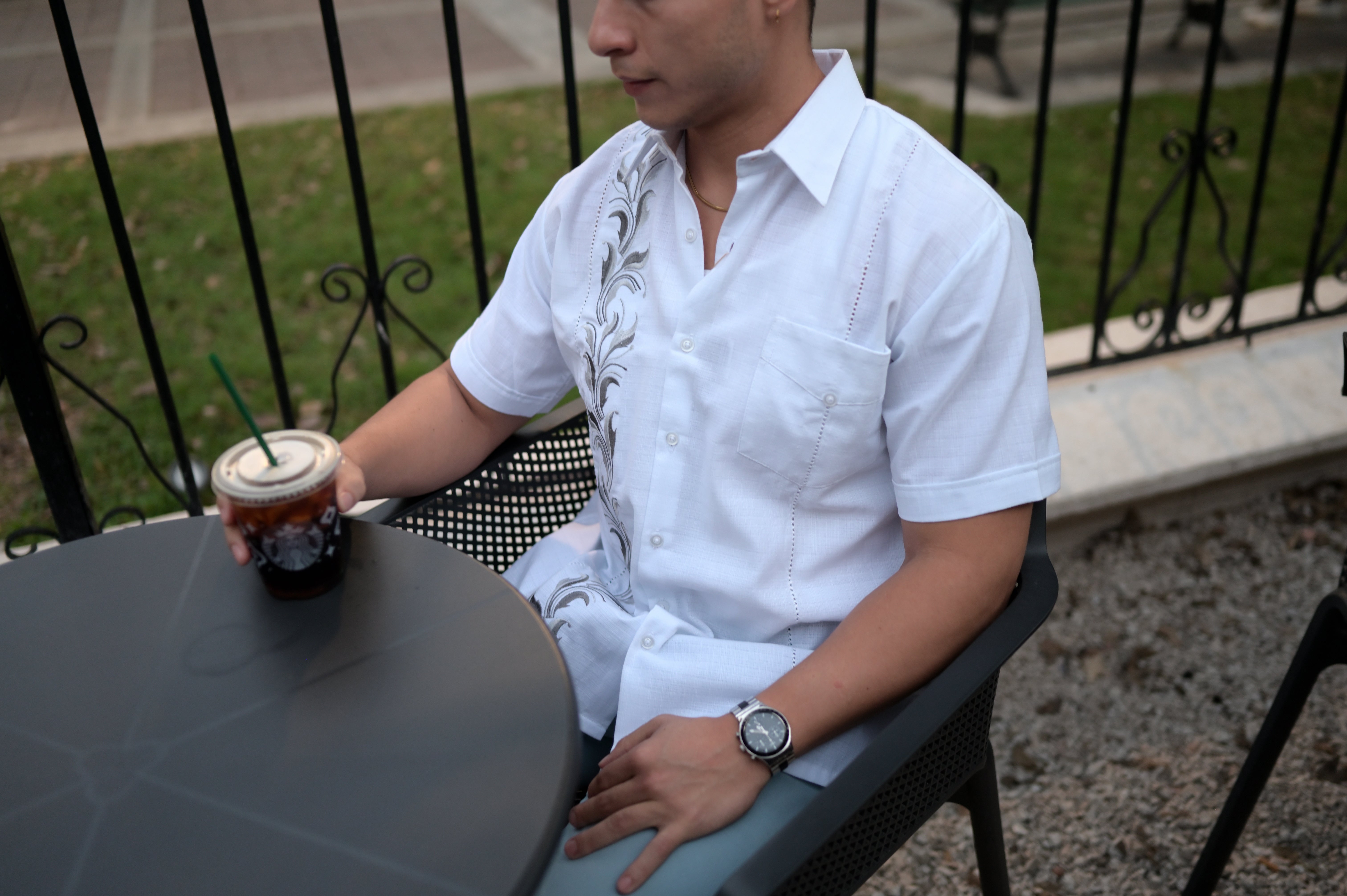 Guayamisa Manga Corta MOD.017 Bordado Hojas de Lirio | Guayabera artesanal | HETAREN GUAYABERAS