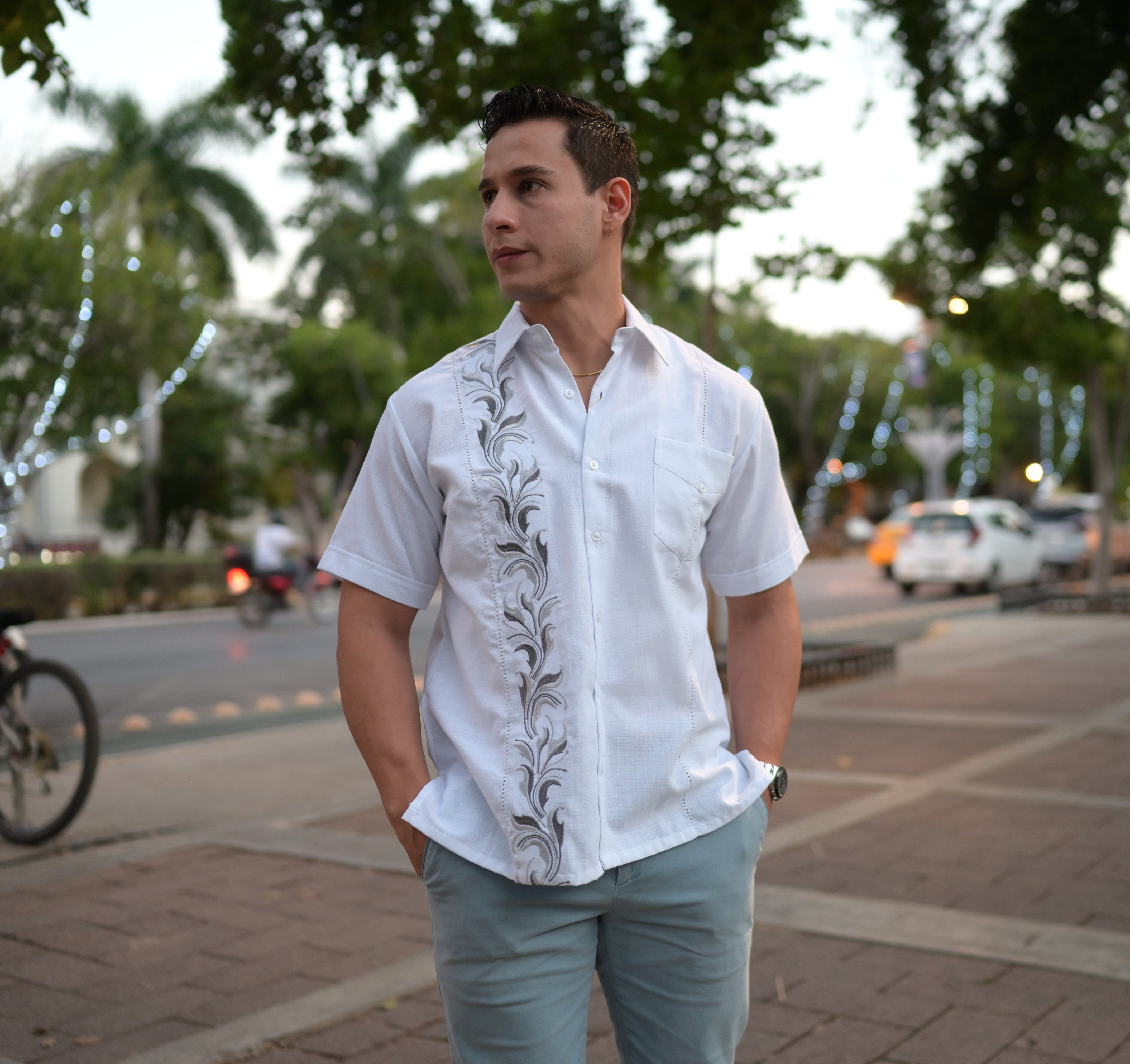 Guayamisa Manga Corta MOD.017 Bordado Hojas de Lirio | Guayabera artesanal | HETAREN GUAYABERAS
