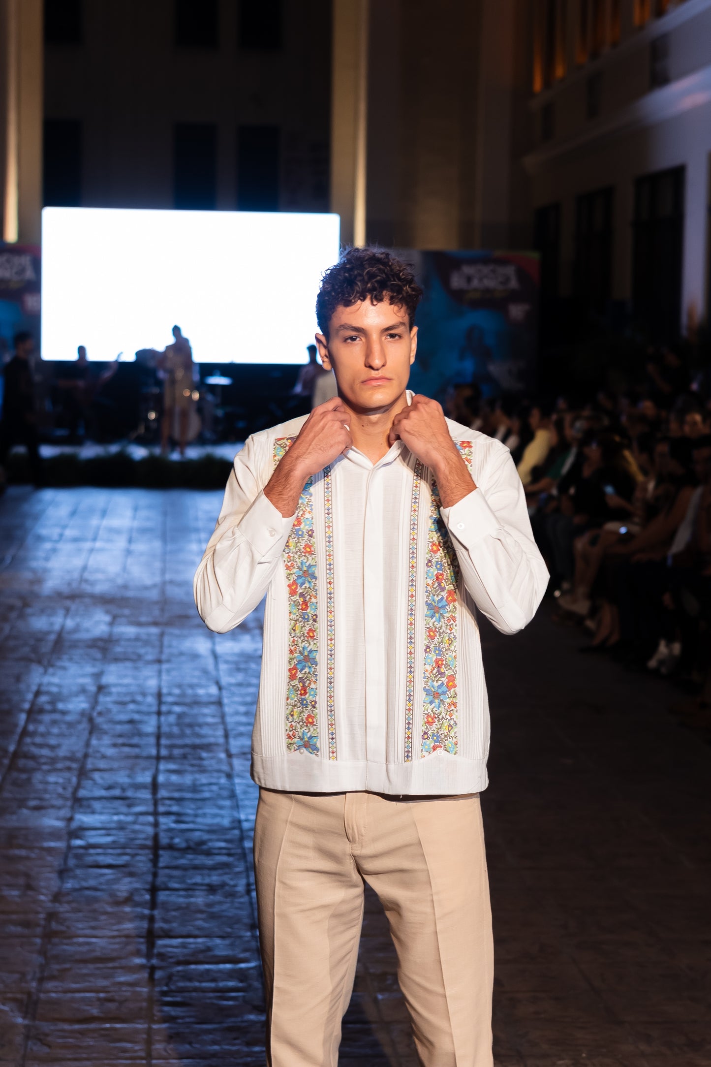 Guayabera Manga Larga MOD.014 Con Bordado De Punto de Cruz