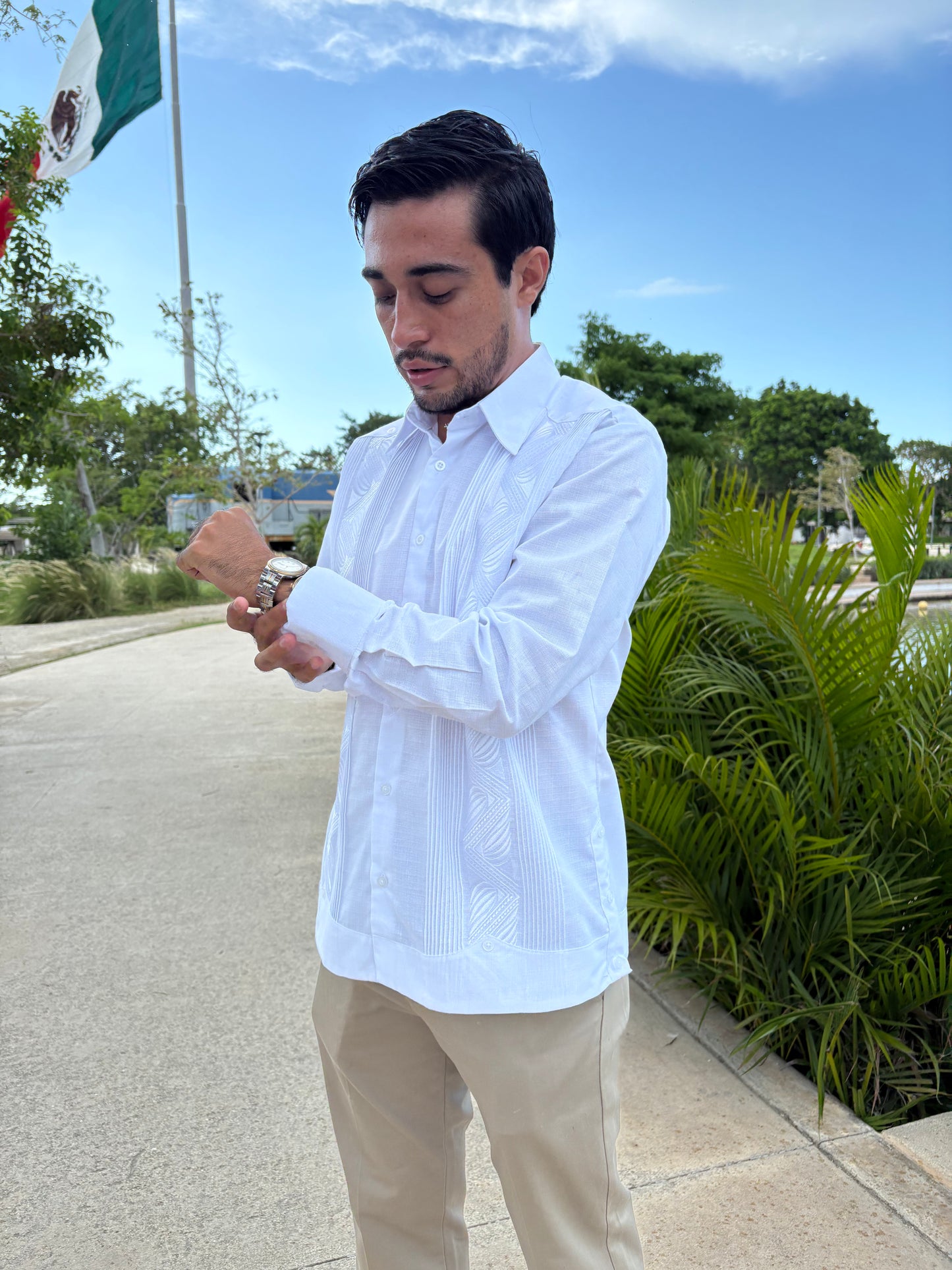 Guayabera Manga Larga MOD.139 Gobernador Bordado al tono