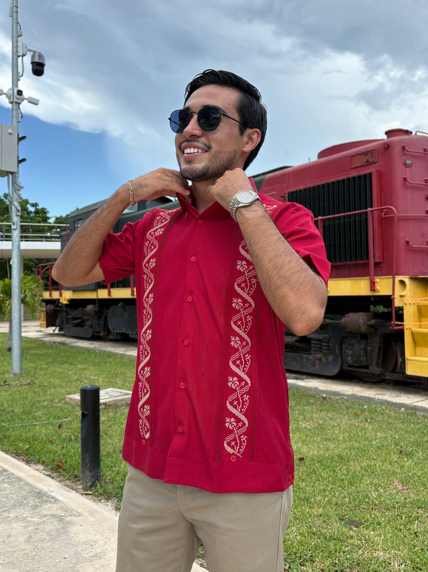 Guayabera Manga Corta MOD.050 Modelo Felipe Color Rojo