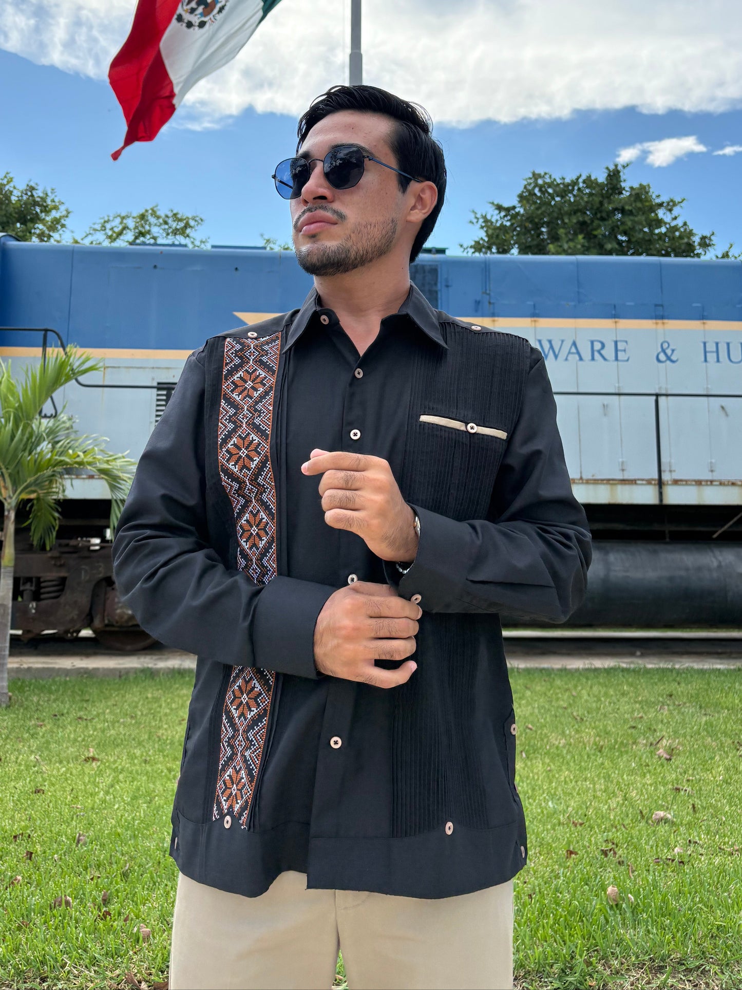 Guayabera Manga Larga MOD.108 tipo presidencial con bordado y vivo