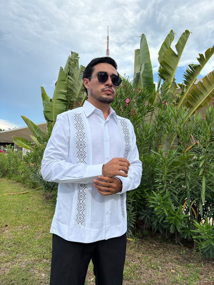 Guayabera manga larga MOD.079B bordado negro y gris