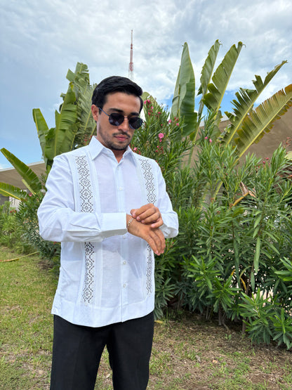 Guayabera manga larga MOD.079B bordado negro y gris