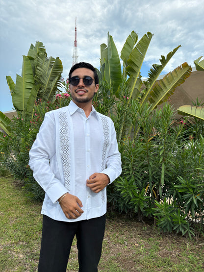 Guayabera manga larga MOD.079B bordado negro y gris