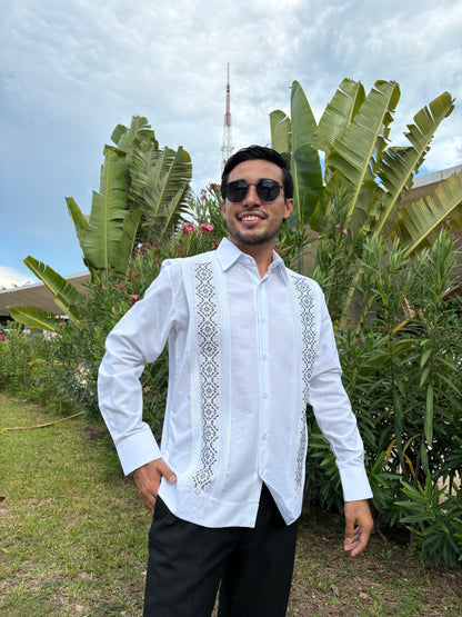 Guayabera manga larga MOD.079B bordado negro y gris