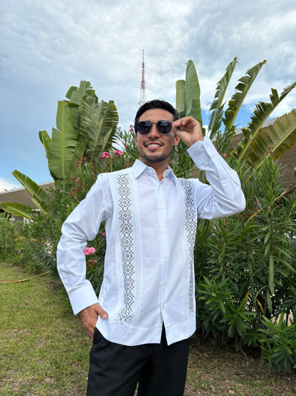 Guayabera manga larga MOD.079B bordado negro y gris