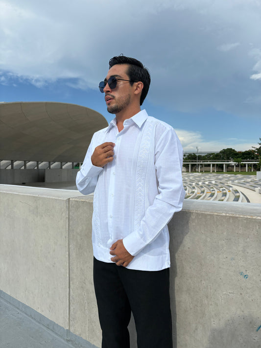 Guayabera Manga Larga MOD.122 Bordado Piramide