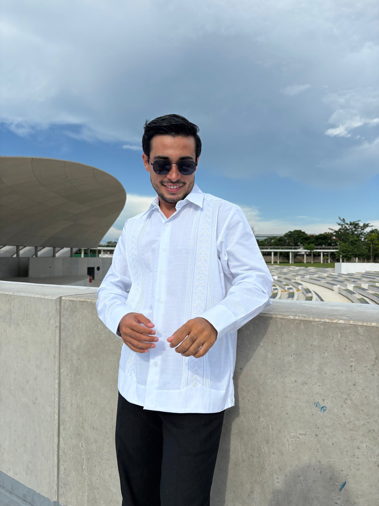 Guayabera Manga Larga MOD.122 Bordado Piramide