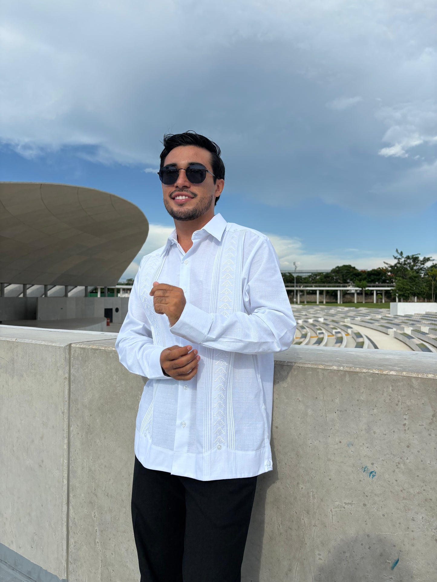 Guayabera Manga Larga MOD.122 Bordado Piramide