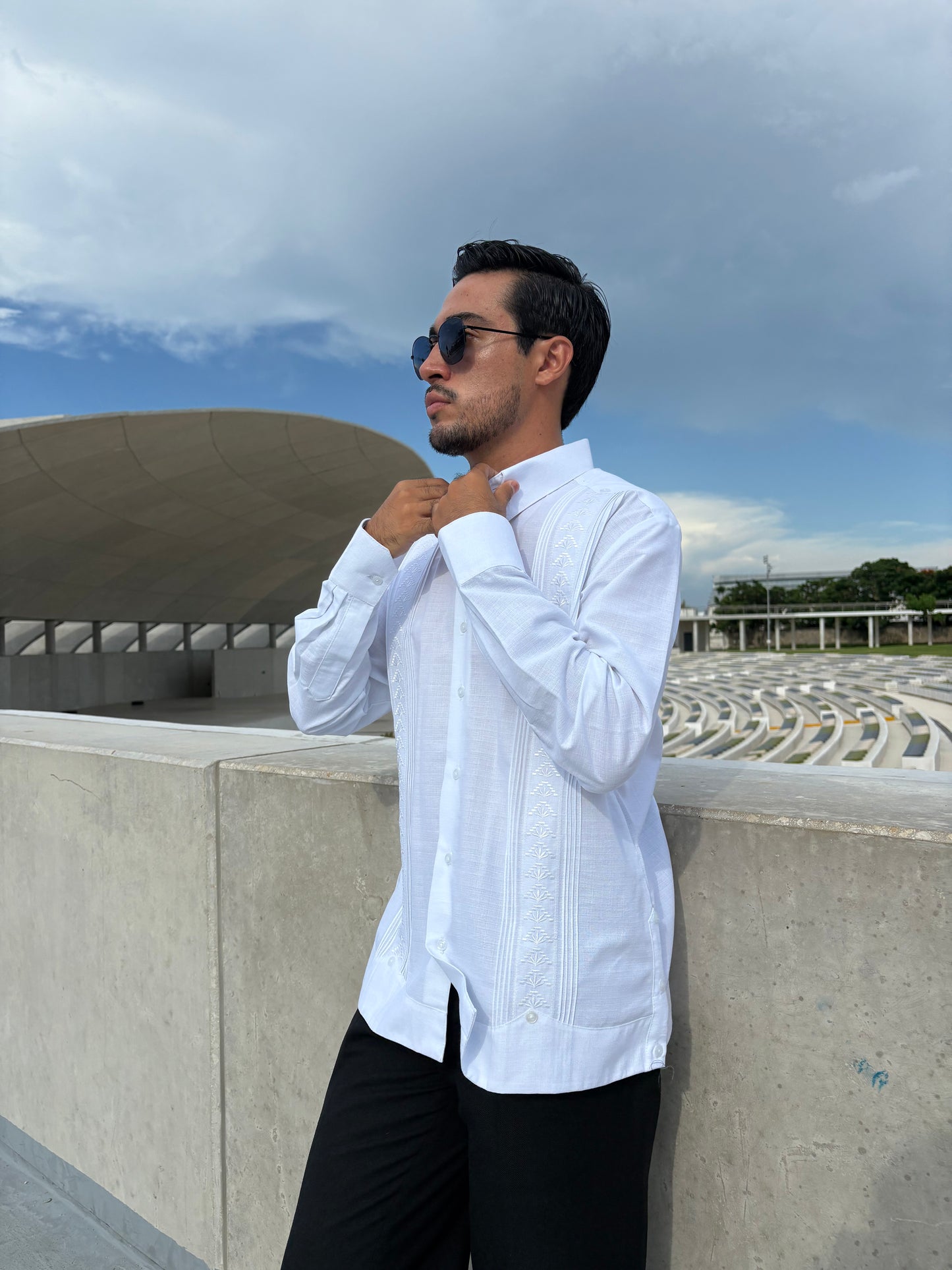 Guayabera Manga Larga MOD.122 Bordado Piramide