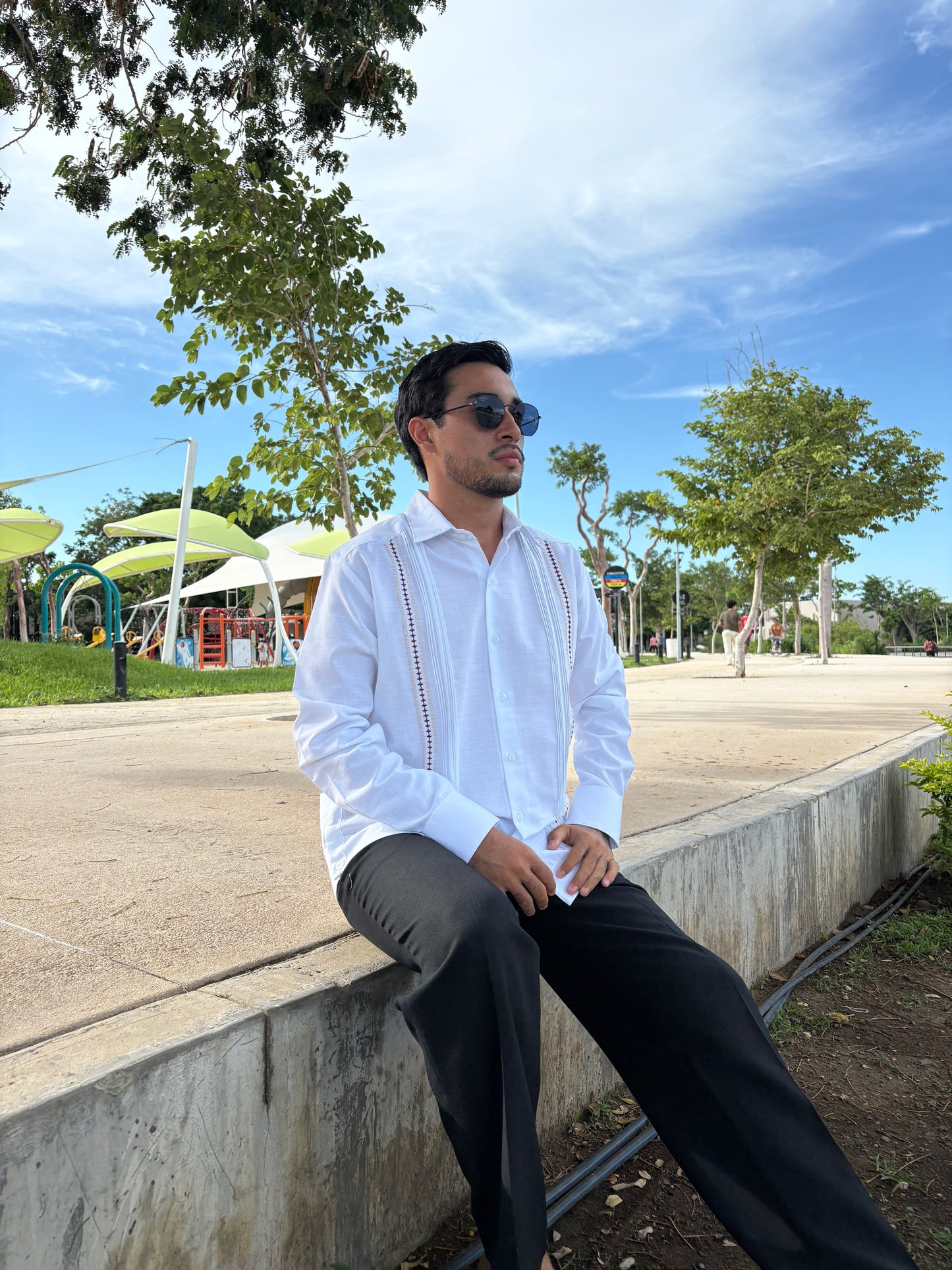 Guayabera Manga Larga modelo 065 modelo chichen itza