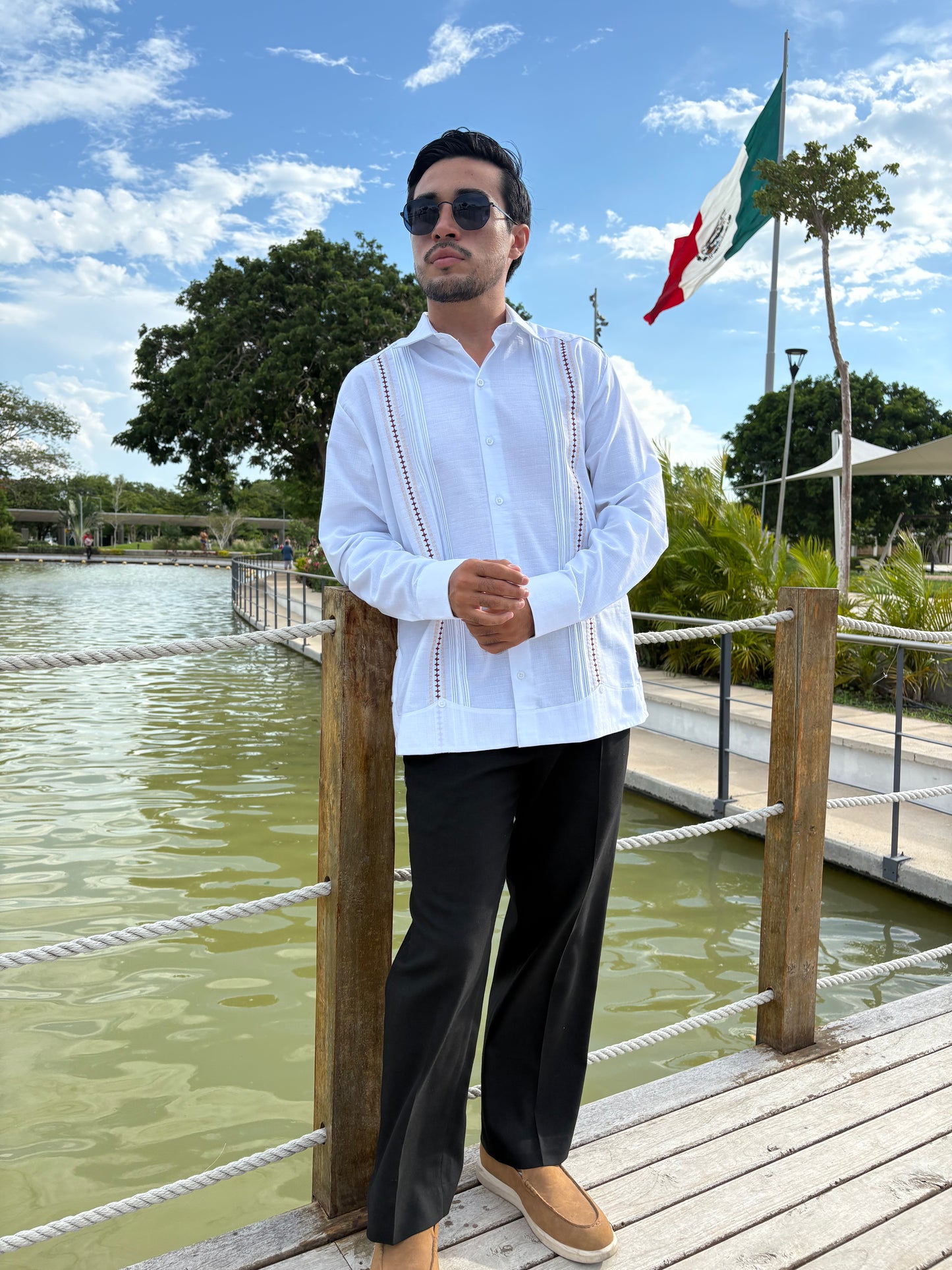 Guayabera Manga Larga modelo 065 modelo chichen itza