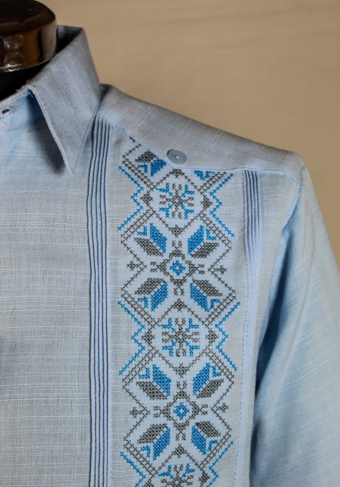 Guayabera Manga Larga MOD.078 Con Bordado de Flechas azul y gris