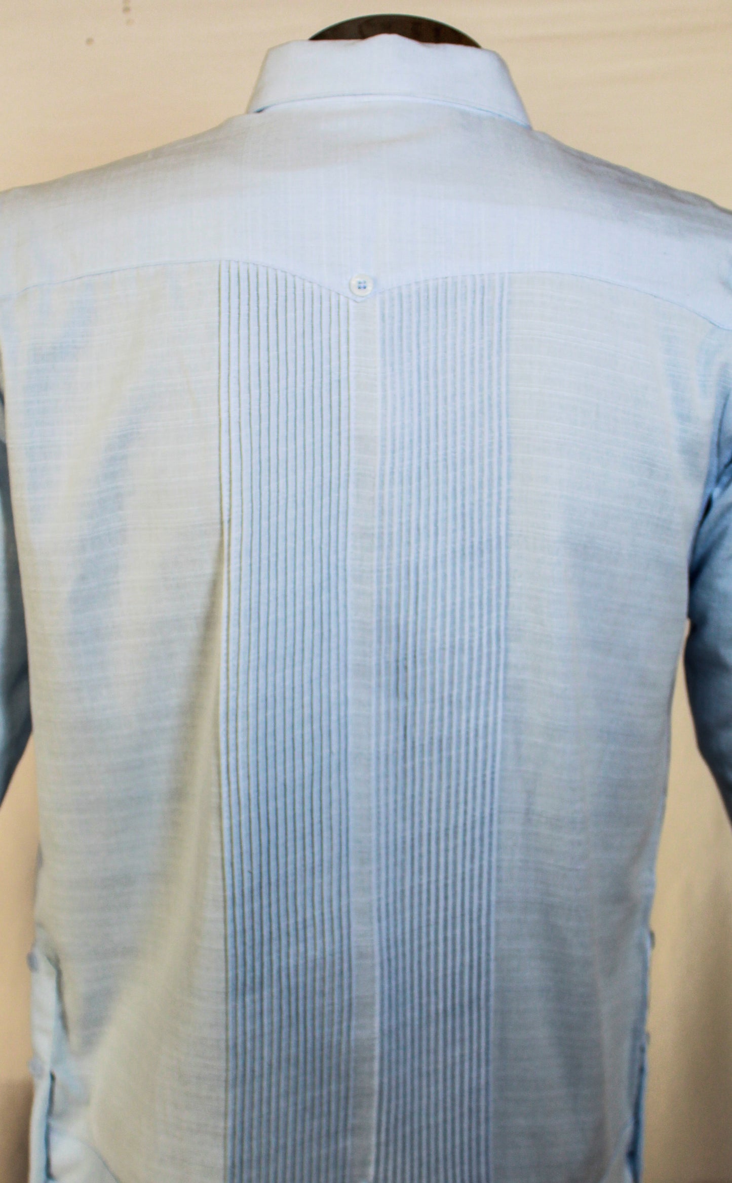 Guayabera Manga Larga MOD.078 Con Bordado de Flechas azul y gris