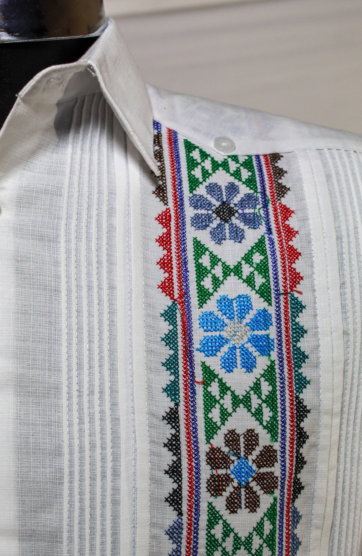 Guayabera Manga Larga MOD.077 Con Bordado De Flores colores
