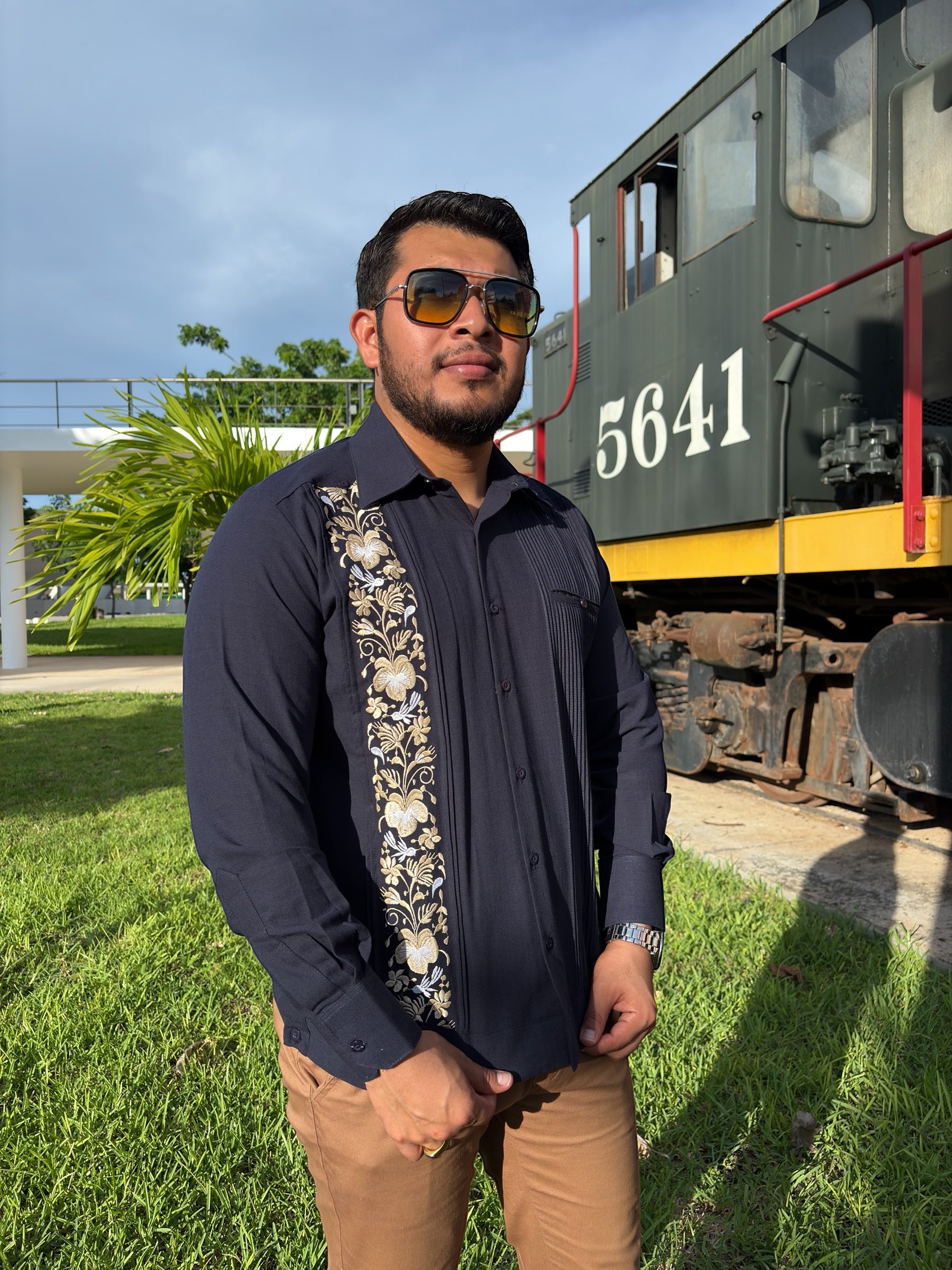 Guayabera Manga Larga MOD.001 Bordado Colibrí sin bordado en cuello y puño | Guayabera artesanal | HETAREN GUAYABERAS