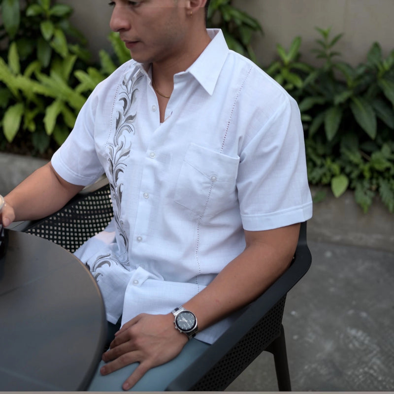 Guayamisa Manga Corta MOD.017 Bordado Hojas de Lirio | Guayabera artesanal | HETAREN GUAYABERAS
