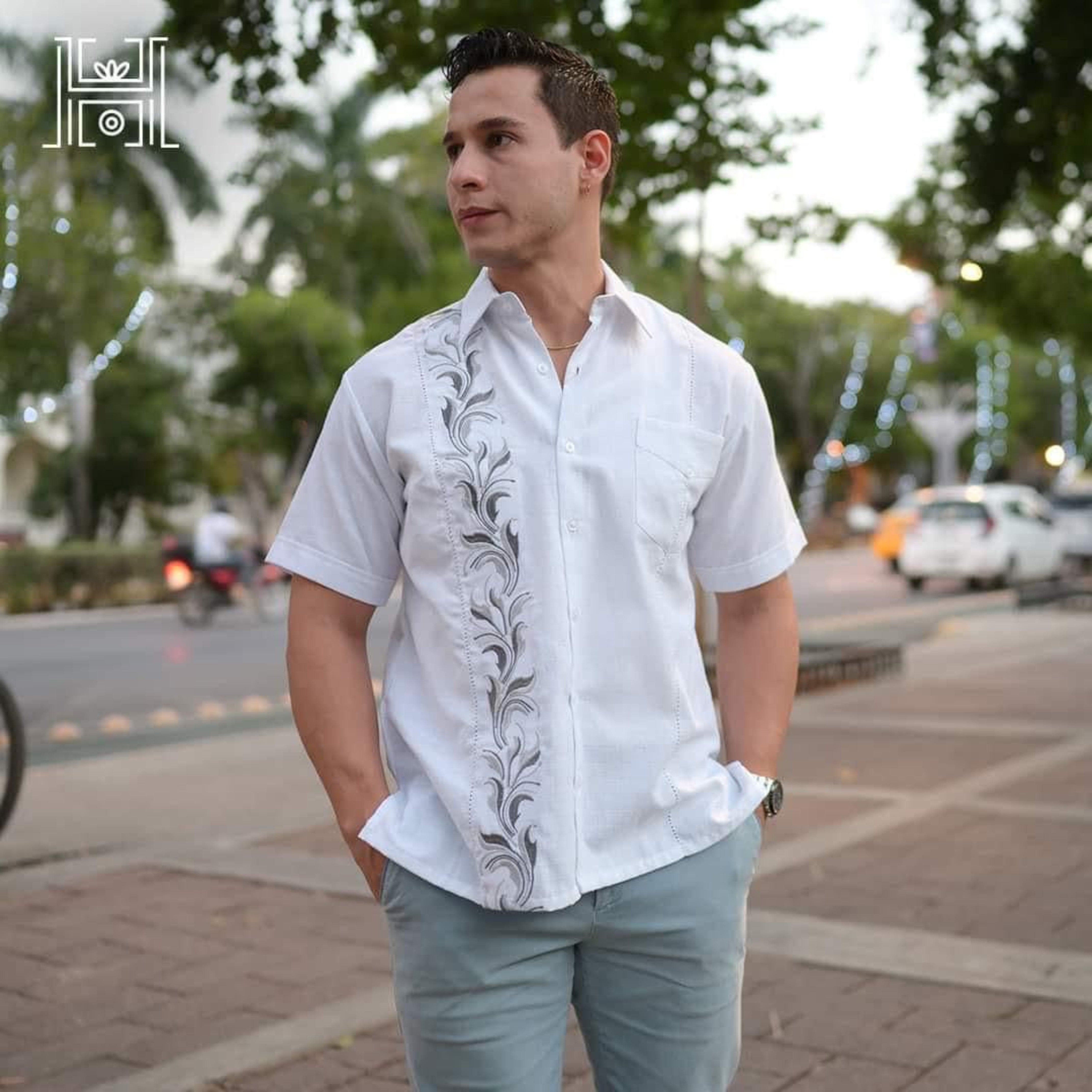 Guayamisa Manga Corta MOD.017 Bordado Hojas de Lirio | Guayabera artesanal | HETAREN GUAYABERAS