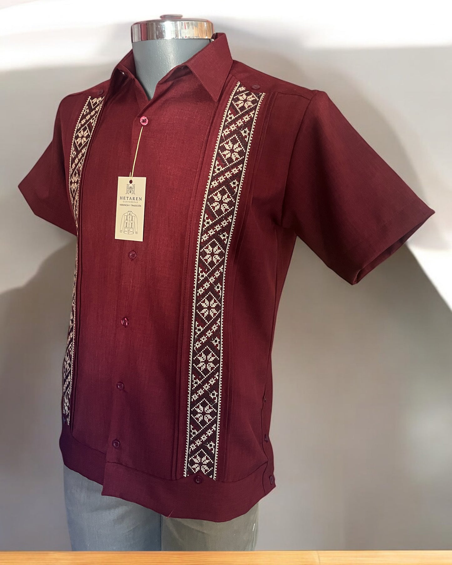 Guayabera Manga Corta MOD.054 Modelo Marcos Color Vino