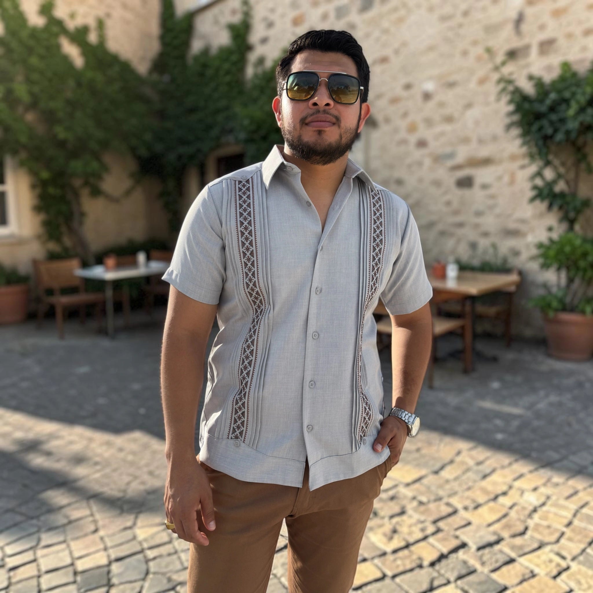 Guayabera Manga Corta MOD.068 Color Gris Con Bordado Tuxpan | Guayabera artesanal | HETAREN GUAYABERAS