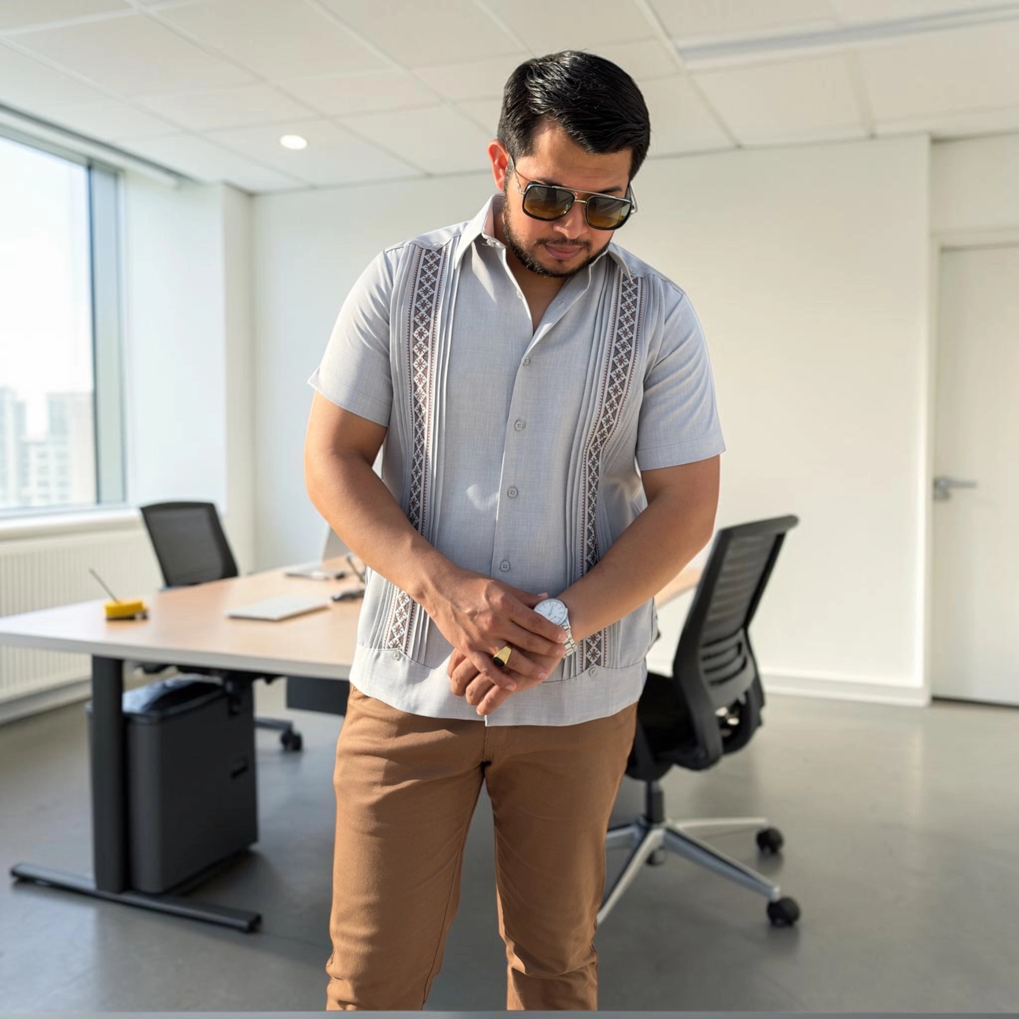 Guayabera Manga Corta MOD.068 Color Gris Con Bordado Tuxpan | Guayabera artesanal | HETAREN GUAYABERAS