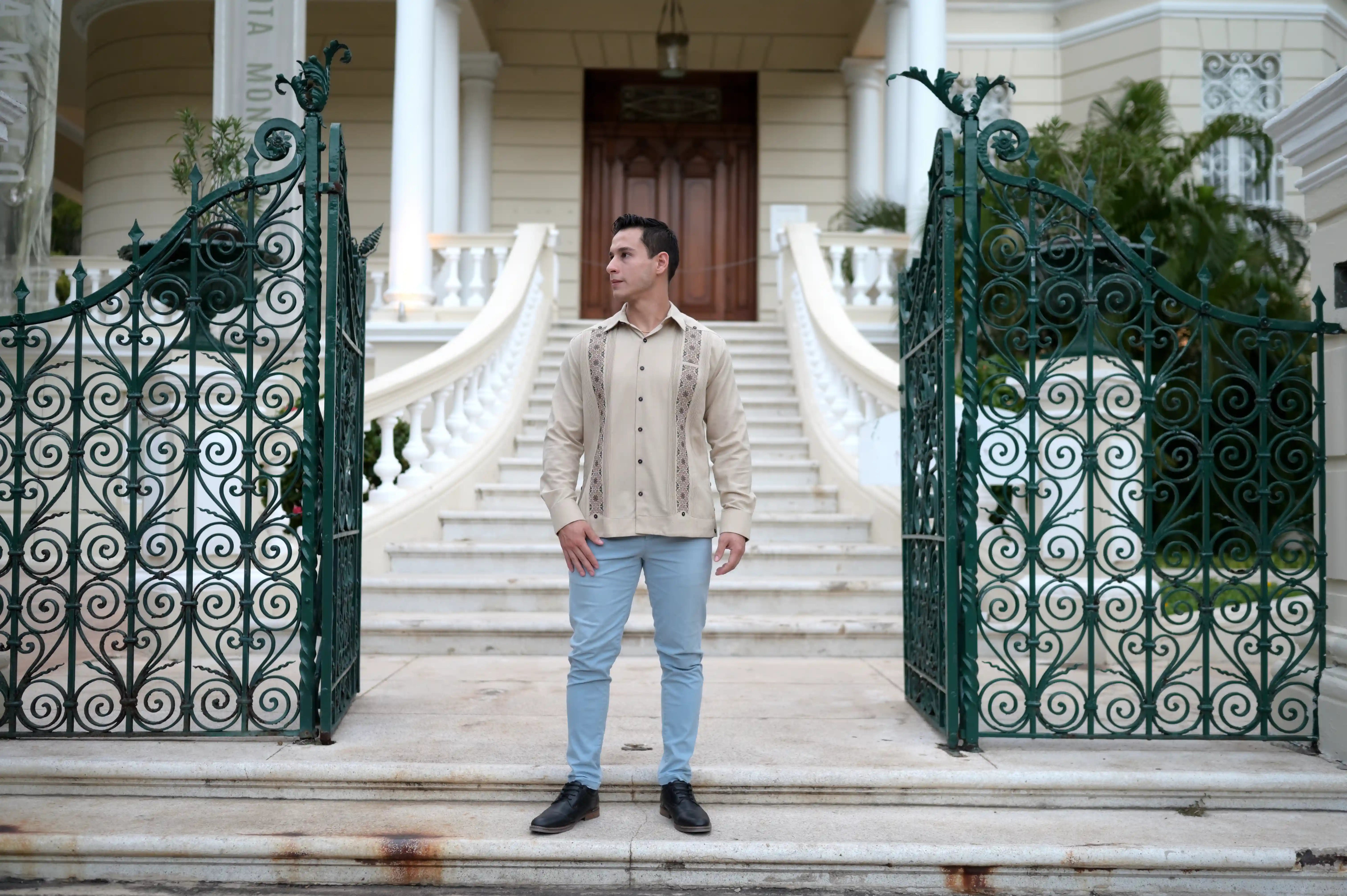 Guayabera Manga Larga MOD.079 Con Bordado Estrella y Plumero | Guayabera artesanal | HETAREN GUAYABERAS