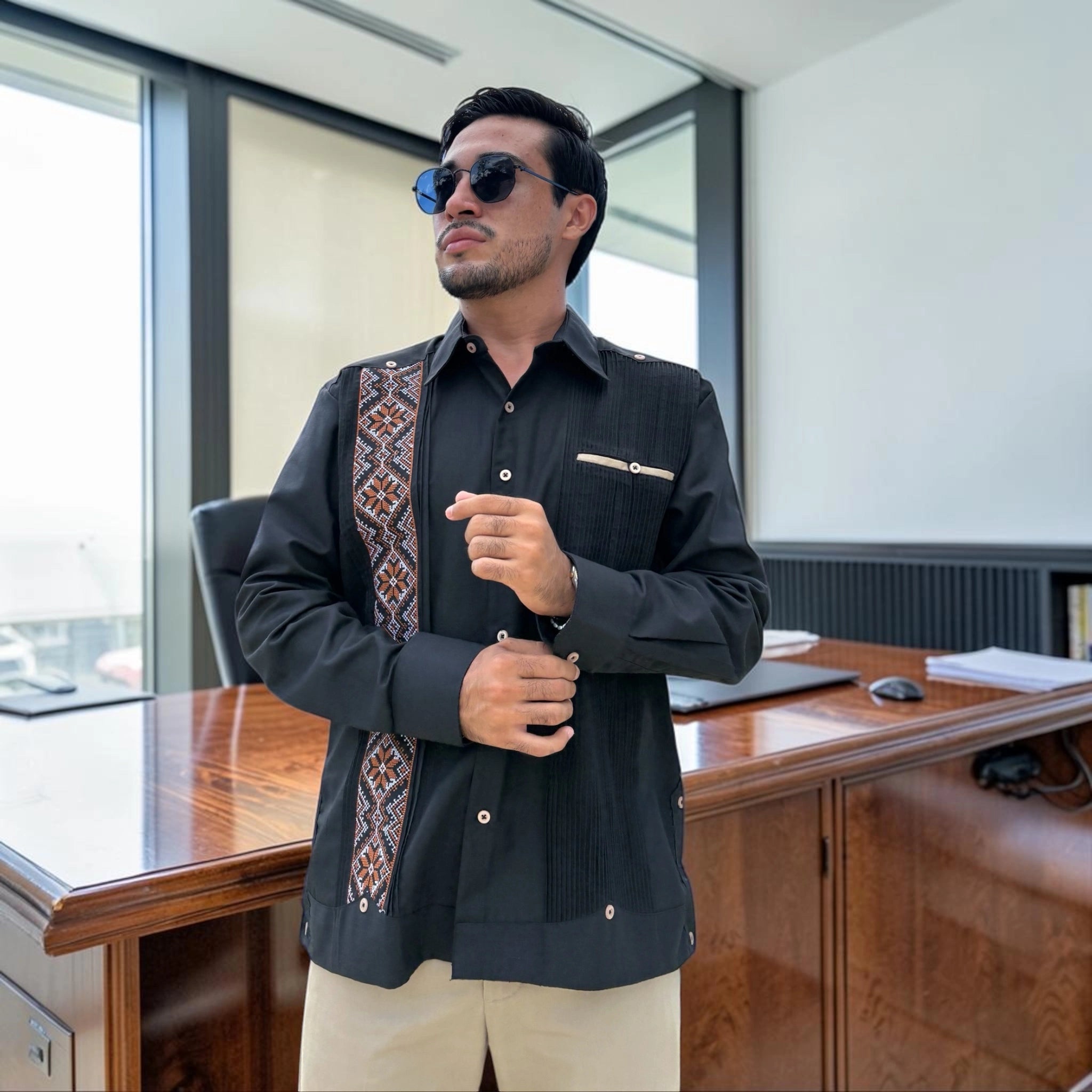 Guayabera Manga Larga MOD.108 Tipo Presidencial Con Bordado y Vivo | Guayabera artesanal | HETAREN GUAYABERAS