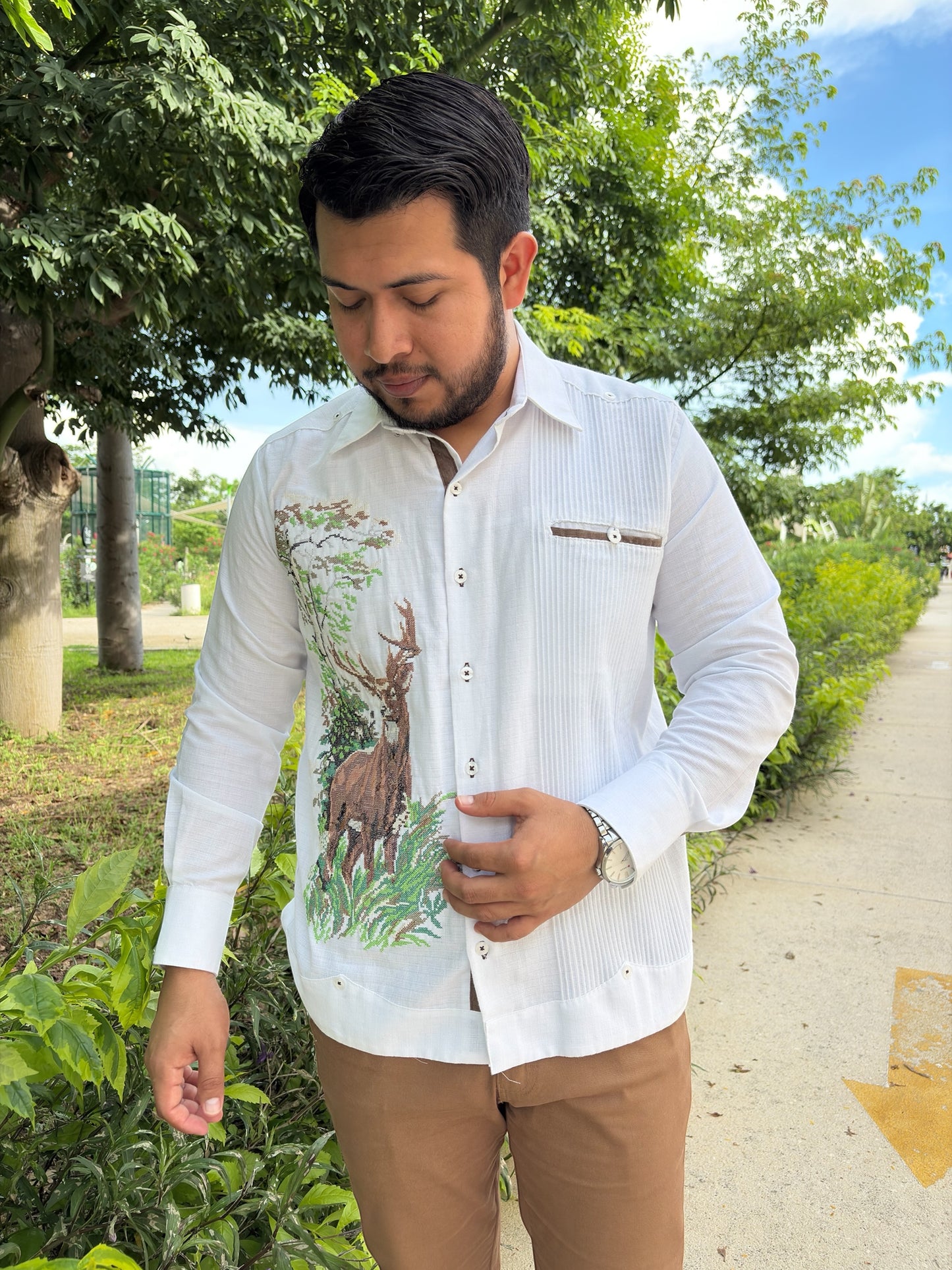Guayabera Manga Larga MOD.125 con bordado venado