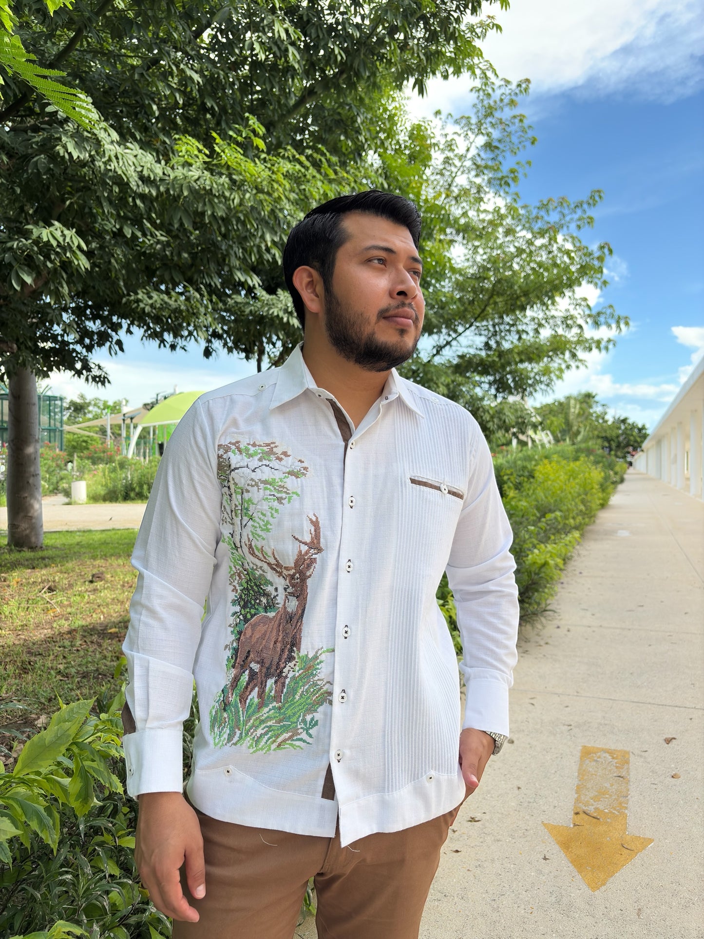 Guayabera Manga Larga MOD.125 con bordado venado